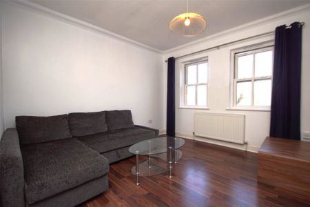 2 bed Upper Floor Flat for rent - Photo 2