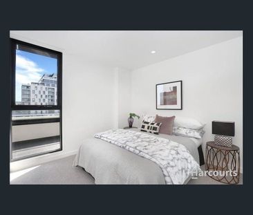 Modern Apartment with Panoramic Views - Photo 6