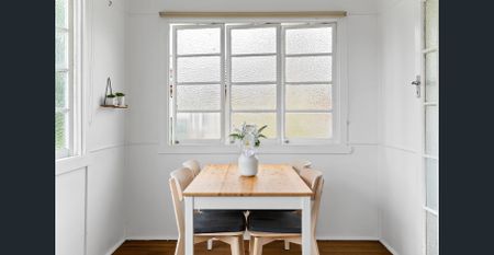 Charming Cottage Home - Photo 2