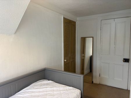 2 Bed Flat, North Grange Road, LS6 - Photo 2