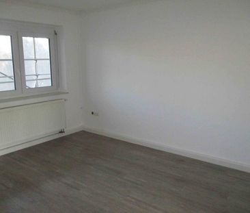 Willkommen Zuhause: Renovierte 2-Zimmer-Wohnung mit Balkon und Einb... - Photo 2