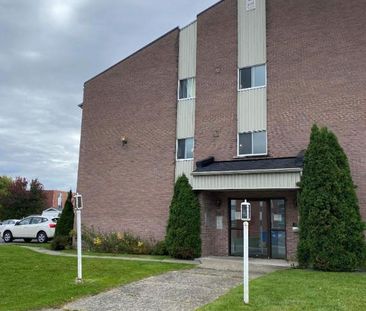 GRAND ET LUMINEUX 4.5 DISPONIBLE 1er JUILLET 2025 - Photo 4