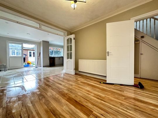 4 bedroom semi-detached house to rent - Photo 1