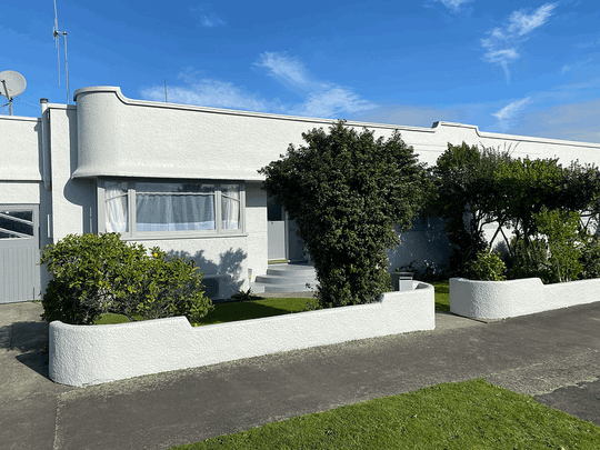 Freshly refurbished - Warm and available Sep 25th - Photo 1
