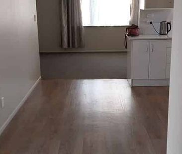 Charming 3BR cottage in Western Heights - Photo 3