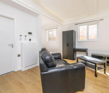 1 bed Apartment To Let - Photo 5