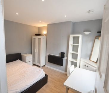 4 bedroom Property to rent - Photo 4