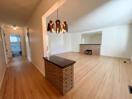 Spacious 4 Bedroom Home In Desirable Highlands – Character, Comfort & Convenience! - Photo 5