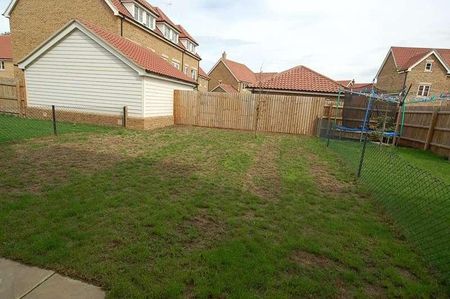 Fir Tree Court, Mildenhall, Bury St. Edmunds, Suffolk, IP28 - Photo 2