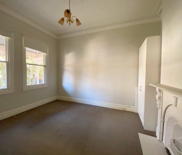 Spacious older style Victorian home in the heart of Hawthorn - Photo 3