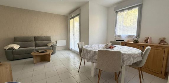 Location Appartement 3 pièces 52m² ST AMAND MONTROND 18200 - Photo 2