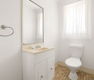 MODERN THREE BEDROOM TOWNHOUSE - Photo 5