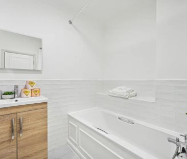 3 bedroom flat in London - Photo 1