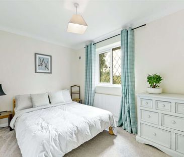 A well-presented and spacious two bedroom first floor flat with two... - Photo 2