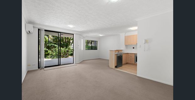 TWO BEDROOM, TWO BATHROOM APARTMENT MERMAID BEACH - Photo 1