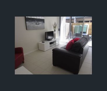 3 BEDROOM FULLY FURNISHED TOWNHOUSE IN GREAT LOCATION!! - Photo 1