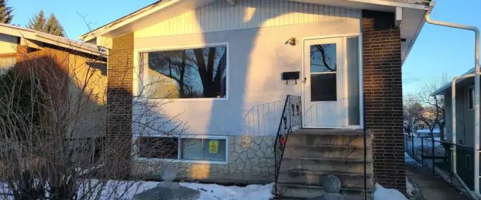 Large 3 bdrm mainfloor, yard, deck, central location | 12409 87 St NW, Edmonton - Photo 1