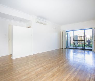 Spacious Apartment with 2 Car Bays! - Photo 1