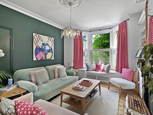 A beautiful, mid terrace period property with four bedrooms and enclosed garden, offering generous living accommodation across three floors. Minutes’ walk away from Cambridge train station and the city centre, as well as the local amenities Mill Road has to offer. - Photo 1