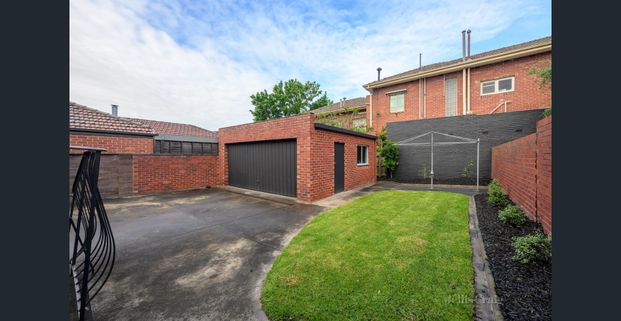 Beautifully Renovated Three-Bedroom Home in Sought-After Kew - Photo 1