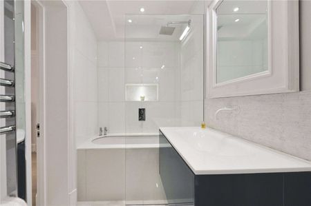 A newly refurbished two bedroom flat located in this highly prestigious garden square. - Photo 5