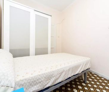 Double bed in Room in a shared 5-bedroom apartment for rent in Acac... - Photo 2