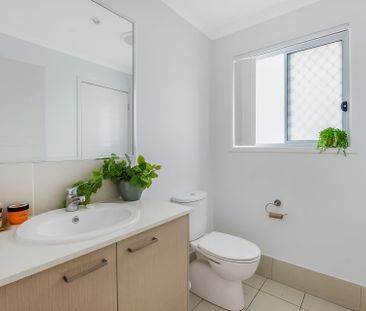 LARGE TOWNHOUSE 2 LIVING AREAS, VIEWS & GREAT SIZE BACK YARD - Photo 2