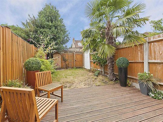 A charming cottage situated within one mile of Weybridge Station and conveniently close to the shops, cafés and restaurants on Queens Road. - Photo 1