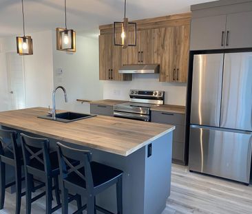 5-1/2 SPACIEUX, MODERNE ET LUMINEUX - Photo 2