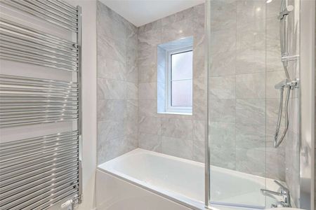 A modern three bed family home with private garden and parking - Photo 5