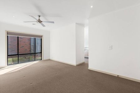 Large Family Home - Two Living Areas! - Photo 2