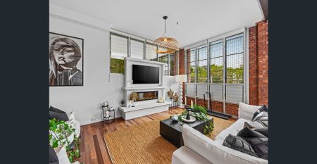 Spacious Ground Floor Apartment with Entertainer's Conservatory - Photo 3