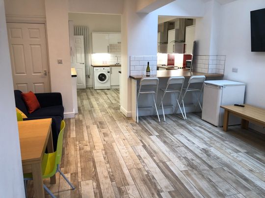 6 Bed Terraced House, Henry Road, NG7 - Photo 1