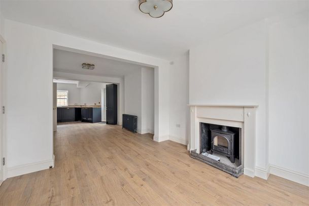 4 bedroom end of terrace house to rent - Photo 1