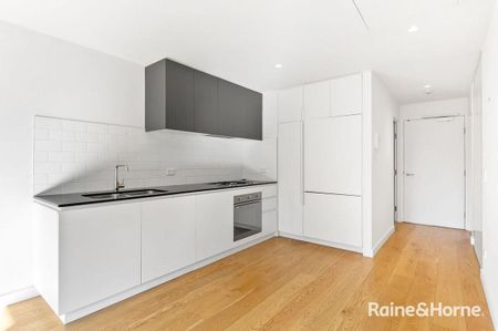 Ultra Modern Apartment In Great Location - Photo 4