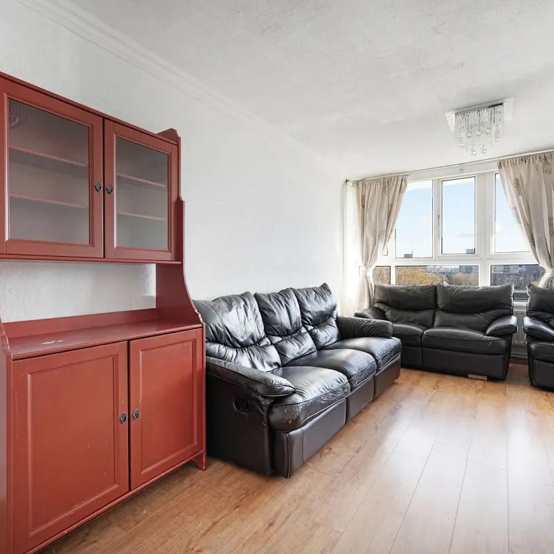 2 bedroom flat in Rowcross Street - Photo 1