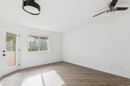 Oliver Court — 2 bed 2 bath LOFT - Photo 4