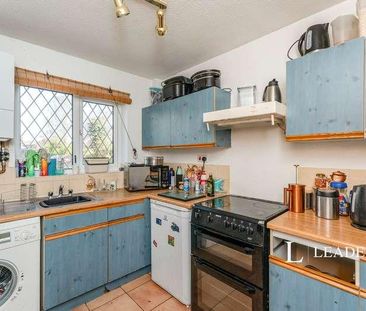 Larkspur Close, CH4 - Photo 4