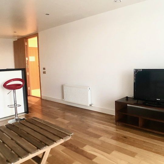 Spacious room to rent in 2-bedroom flat in Blackthorn - Photo 1