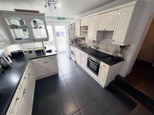1 bedroom in a house share to rent - Photo 1