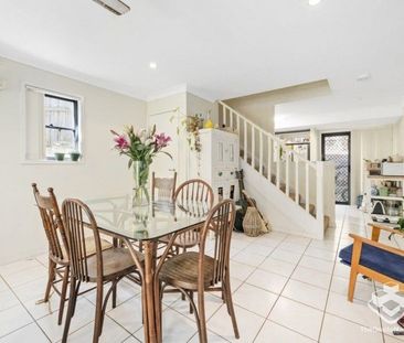 Family sized townhouse in sought after location - Photo 2