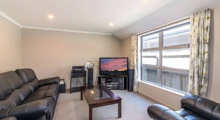 Beautiful 4 Bedroom, 3 Bathroom Home - Photo 5