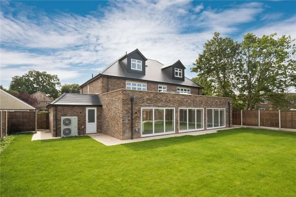 Five bedroom, new build family home in Ascot. - Photo 1