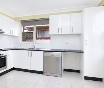 Comfortable 2 Bedroom Apartment in Prime Ashfield Location - Photo 3