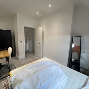 1 Bed Flat, New Briggate, LS2 - Photo 2