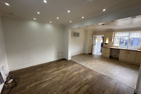 Dickens Avenue - Photo 4