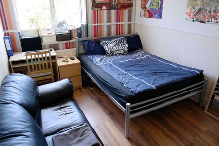 4 Bed Maisonette, Sambrook House, E1 - Photo 3