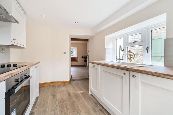 2 bedroom character property to rent - Photo 1