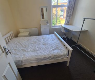 5 Bed - 129 Victoria Road, Hyde Park, Leeds - LS6 1DU - Student - Photo 3