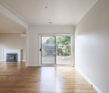 Comfort meets convenience in Pascoe Vale - Photo 2